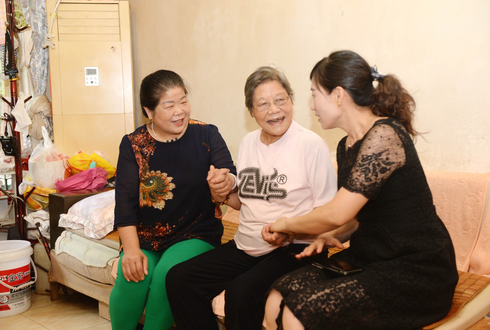 何爱君（左一）和社区干部经常上门看望年过八旬的唐奶奶，为老人送菜。长沙晚报全媒体记者 石祯专 摄