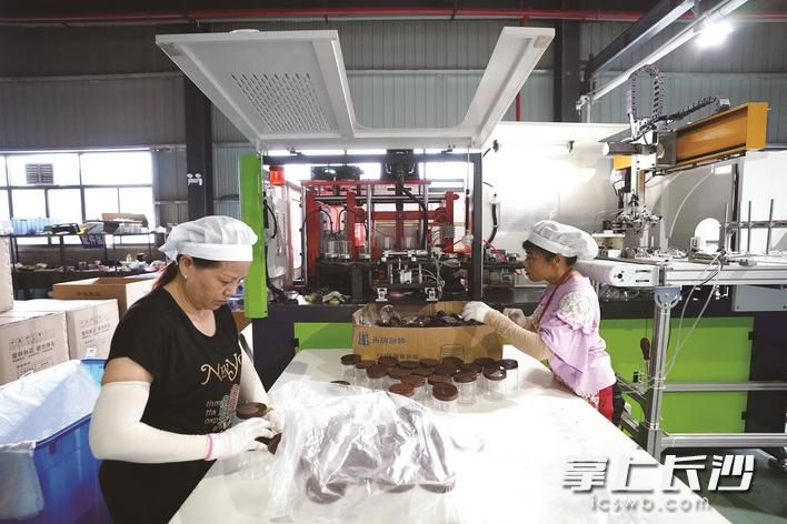 在长沙县江背镇森德工业园区内，湖南禾创包装制品有限公司工人正在生产车间赶制订单。 长沙晚报通讯员盛磊 摄