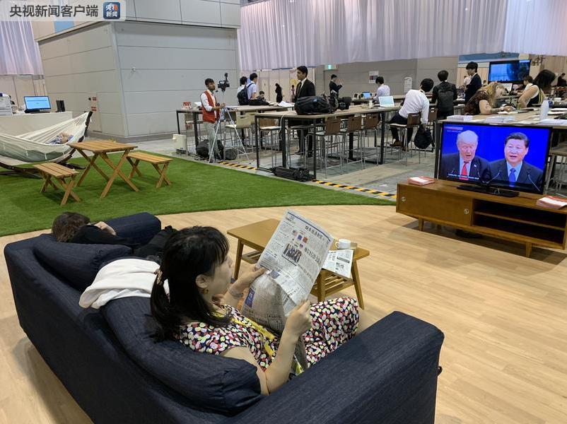 △无法进入会谈现场的记者们在G20峰会新闻中心收看中美元首会晤的电视新闻，或浏览各大纸媒的相关报道。（央视记者沈忱拍摄）