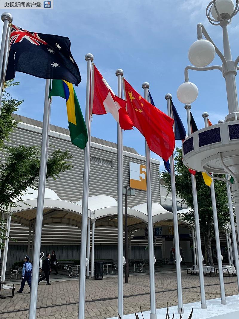 △G20峰会会场外的与会各国旗帜。