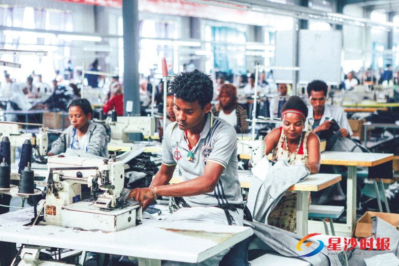 在埃塞俄比亚东方工业园中，利达服装（埃塞）有限公司的车间里，工人正在制作牛仔裤。随着越来越多的湘籍企业在埃塞落户，“湘军”成为建设埃塞俄比亚一支重要的力量。郑骏 摄