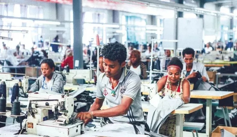 在埃塞俄比亚东方工业园中，利达服装（埃塞）有限公司的车间里，工人正在制作牛仔裤。随着越来越多的湘籍企业在埃塞落户，“湘军”成为建设埃塞俄比亚一支重要的力量。郑骏 摄
