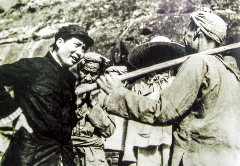 图为毛泽东在延安杨家岭和农民谈话，询问他们的生产和生活情况。 新华社发