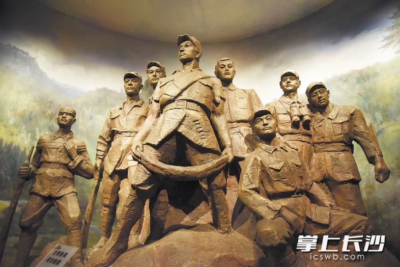 这组雕塑再现了小水战斗中8名红军战士视死如归、纵身跳崖的情景。
