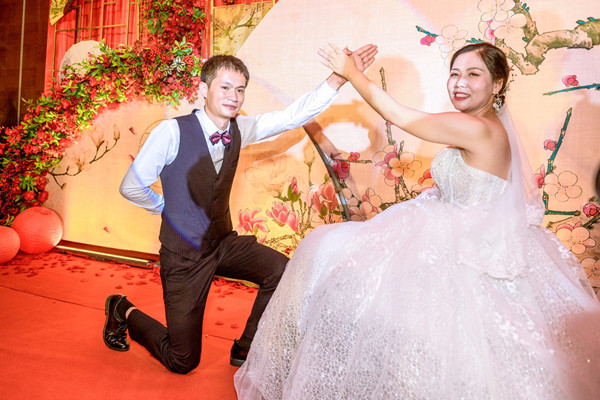 简朴婚礼上，新郎许治辉与新娘肖卓作共同做出状如比翼鸟的爱情手势。 长沙晚报全媒体记者 陈飞 摄