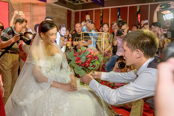 “中国好人”肖卓作举行的简约婚礼上，新郎许治辉为新娘送上花束。 长沙晚报全媒体记者 陈飞 摄