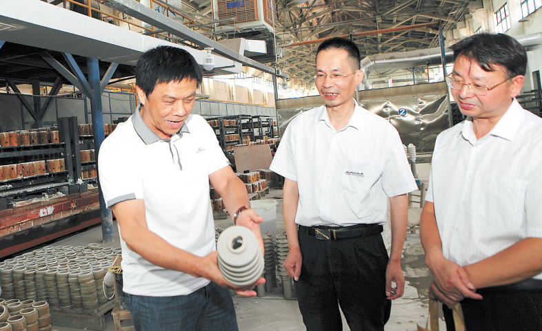 中国银行湖南省分行工作人员深入中小企业了解产品生产及销售情况。林道辉 摄