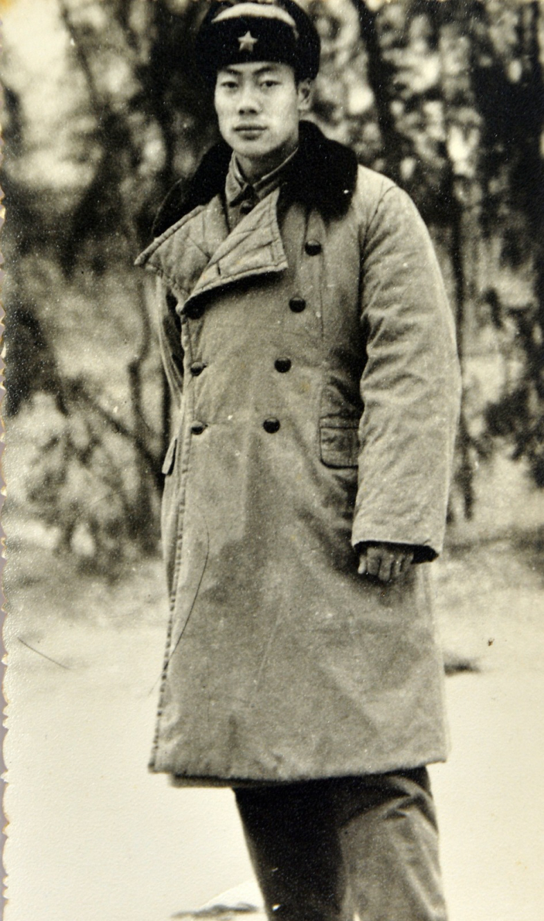 1969年，徐国庆在部队当兵时拍摄的照片。讲起那段岁月，他感到很自豪。　　长沙晚报全媒体记者 邹麟 翻拍