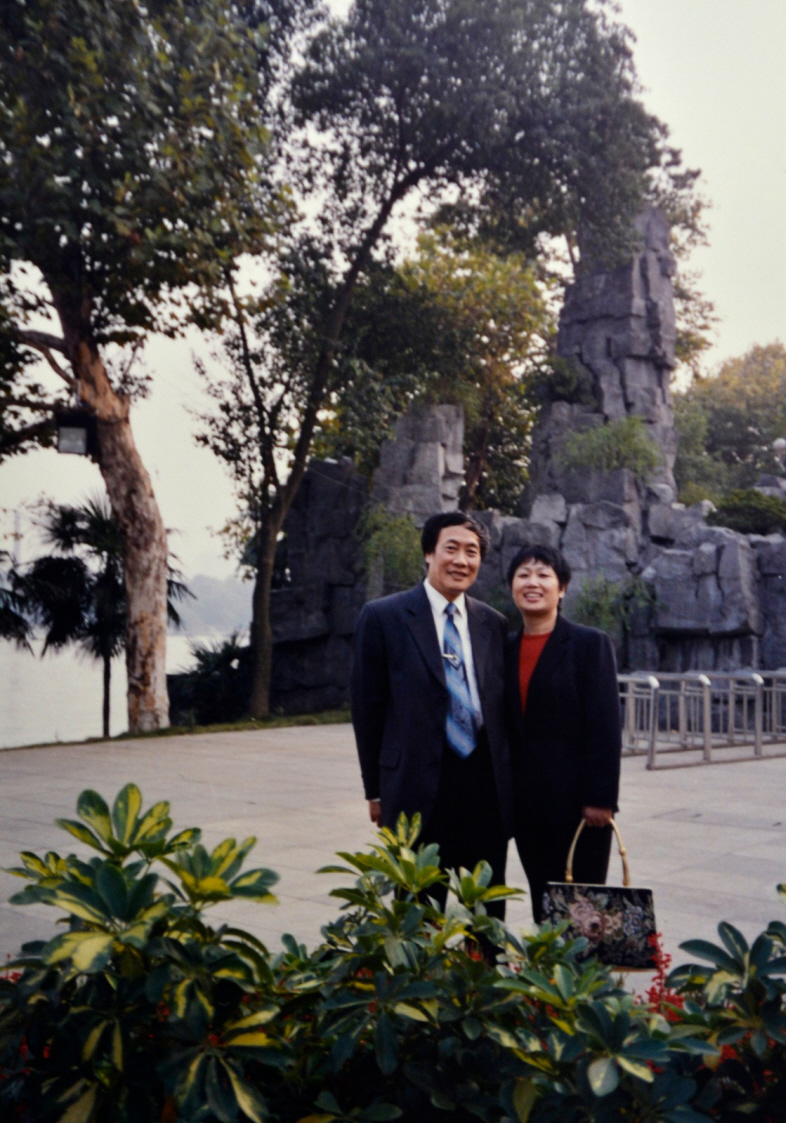 2000年左右，徐国庆和妻子在烈士公园拍摄的合影。长沙晚报全媒体记者 邹麟 翻拍