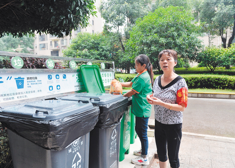 钰龙社区的生活垃圾处理采取工作人员二次分拣和志愿者引导居民正确投放相结合的方式。