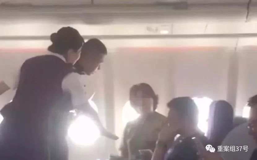 牛宇虹在航班上与其他旅客争执画面。视频截图