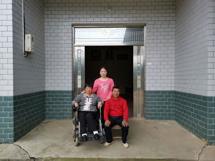 6月13日，许志礼、黄翠云与养女在自家大门口合影。新华社记者 刘良恒 摄