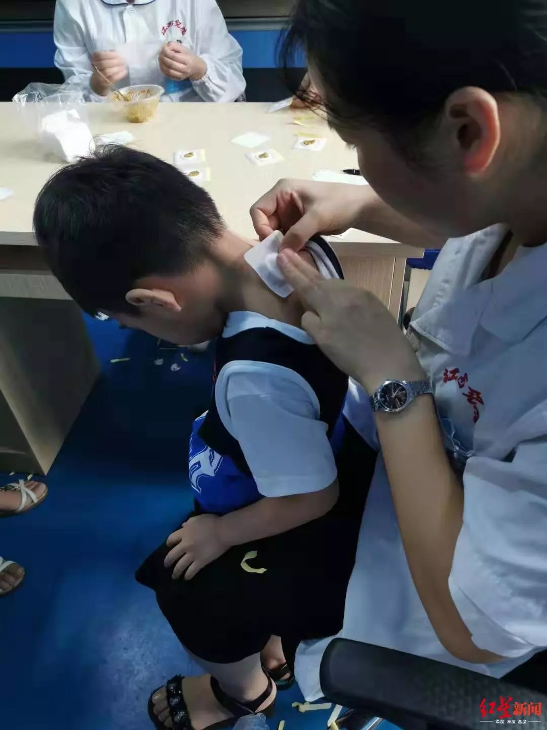 儿童在江西省儿童医院贴“三伏贴”
