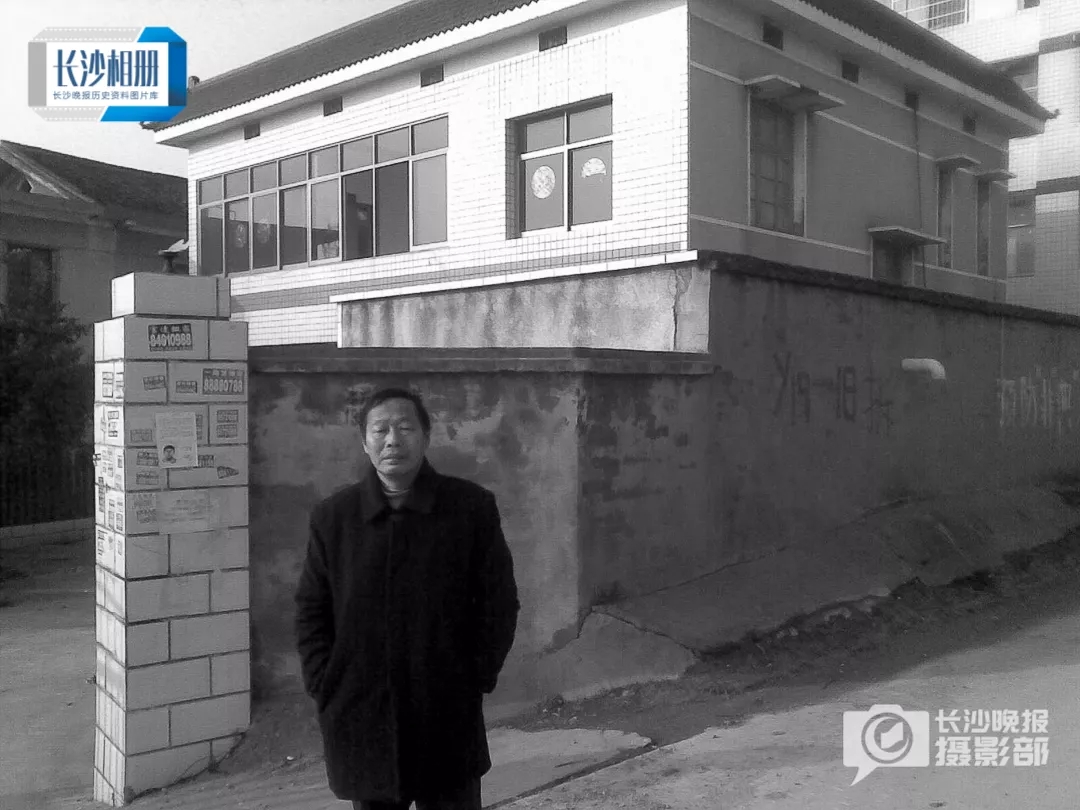 ▲2009年12月30日，拆迁之前，张小泉在洋湖村小院子组的老宅前留影。张明 摄