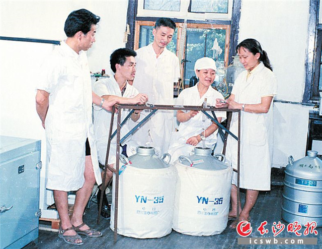 1981年，卢光琇（右）带领团队建立了我国第一个人类冷冻精子库。