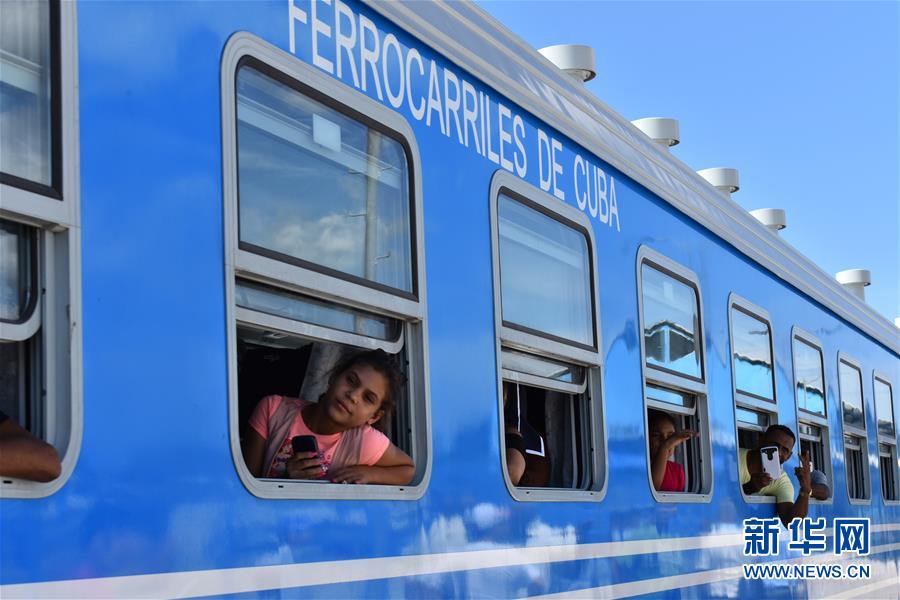 2019年7月13日，一列由中国设计并生产的铁路客车组成的列车驶离古巴哈瓦那中央火车站。新华社记者 朱婉君 摄