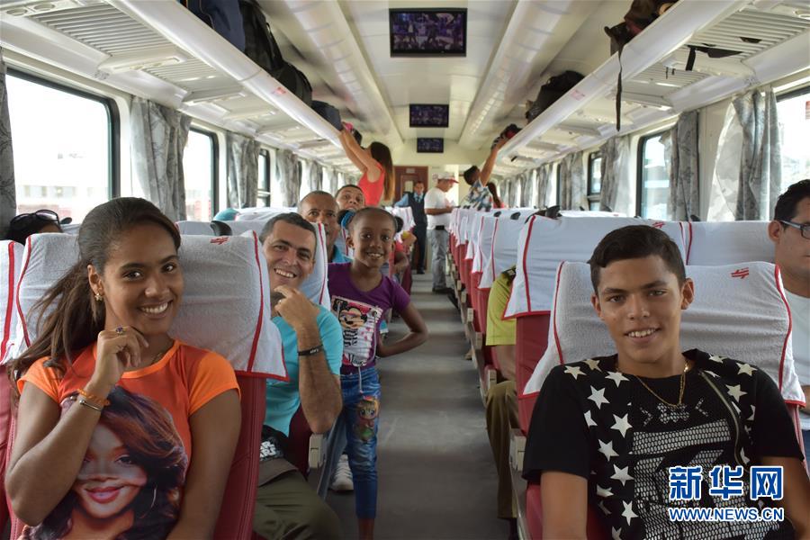 2019年7月13日，在古巴首都哈瓦那，乘客们坐在一列由中国设计并生产的铁路客车组成的列车上。新华社记者 朱婉君 摄