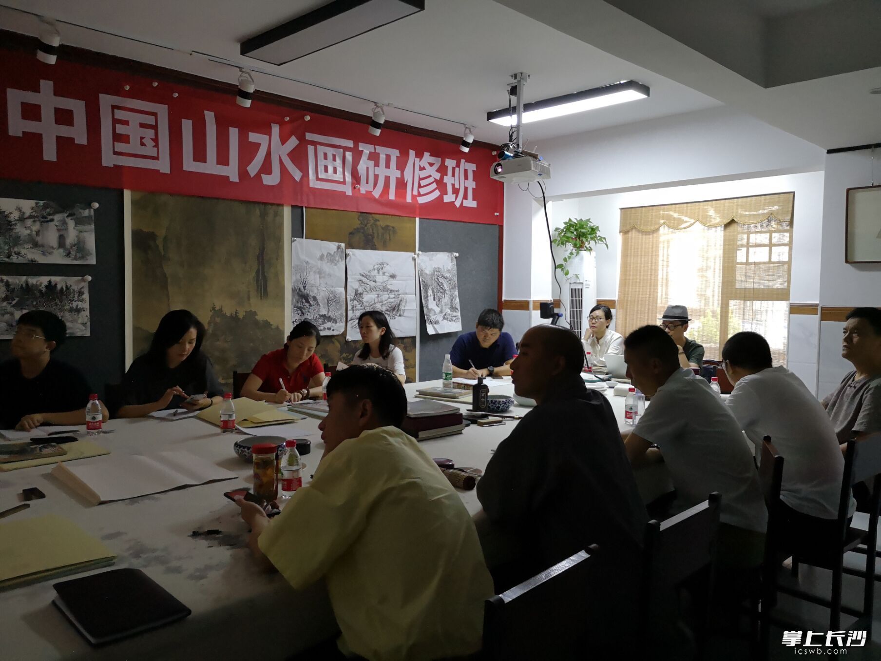 7月20日，2019梅园中国山水画研修班，在湖南徳泉国学院之梅园开班。