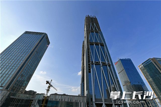 位于河西的湘江财富金融中心核心筒已封顶，预计下月迎来钢结构主体封顶，年内全面完工。