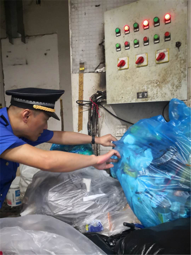 上海城管执法人员在检查晶品商厦垃圾分类情况  田泓摄