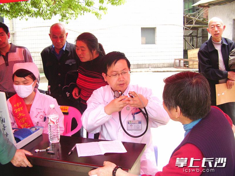 江凤林医生（右三）在为社区居民义诊。