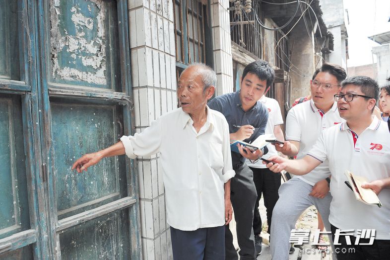 四马桥镇当年的何正生药铺是陈树湘拒医拒食地，张国平老人正在向记者讲述父亲告诉他的故事。