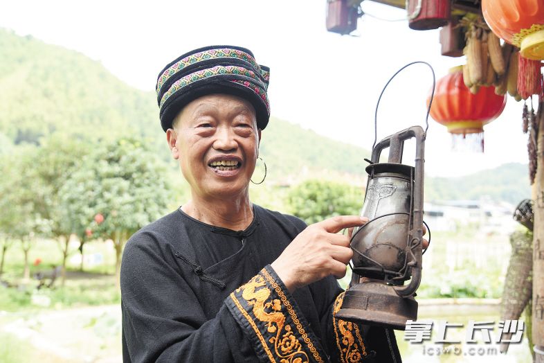 杨光清将红军当年送给他奶奶吴老福的一盏马灯视若珍宝。