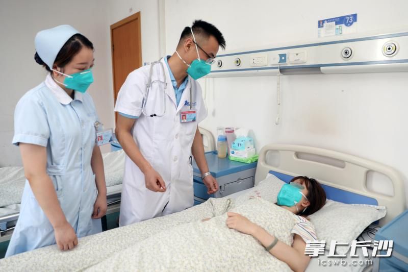 湖南省胸科医院的医护人员正在病房了解患者的病情。长沙晚报通讯员 杨正强 摄