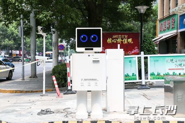 8月6日，高新区首个智慧停车机器人上线。柯鸣 摄