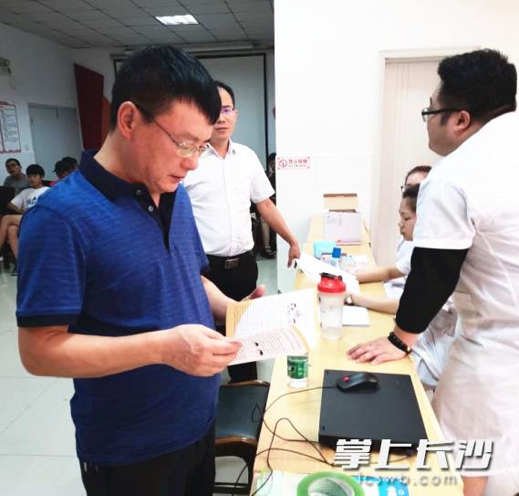 8月5日，芙蓉区疾控中心主任张运秋同志现场督查新生入学结核病筛查工作。