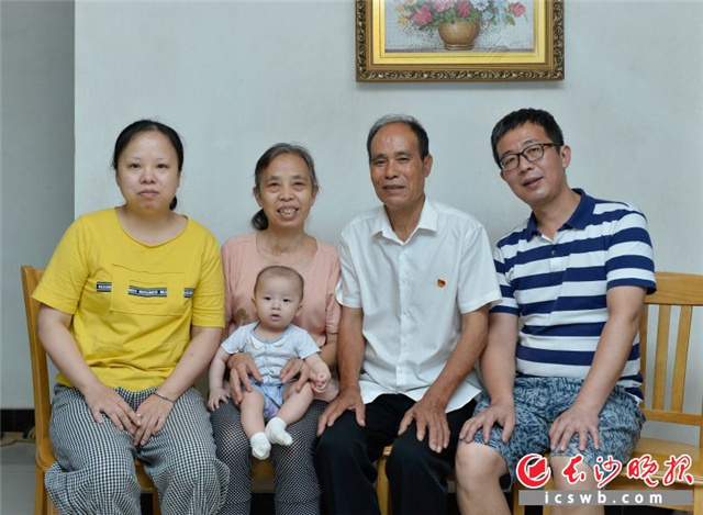 2019年7月23日，廖德顺（右二）和老婆、女儿、女婿、外孙女一起拍摄的全家福。