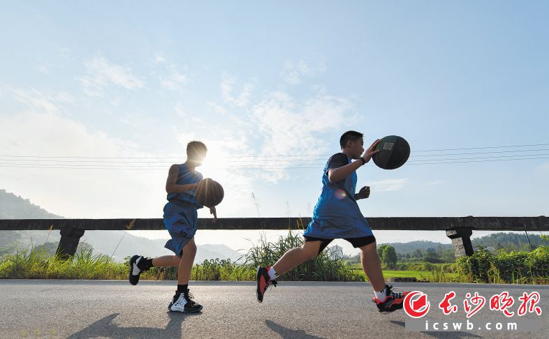 “带球”“运球”是篮球的基本功，也是追寻梦想的乡村少年们每天必须训练的。