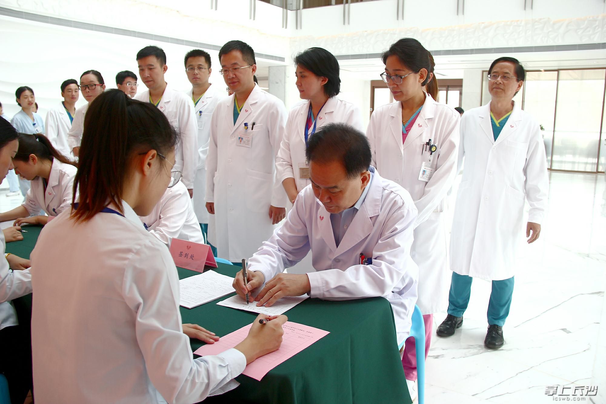 总院长刘习明正在报名登记无偿献血。