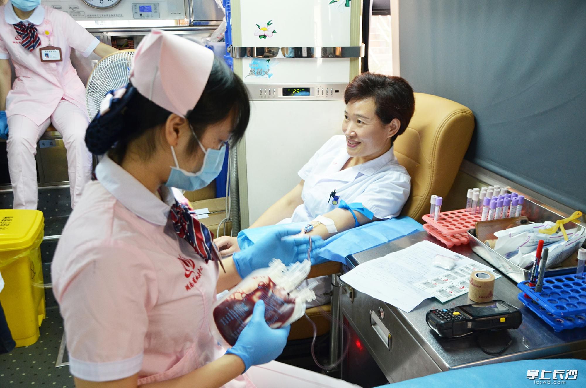 长沙生殖医学医院执行院长罗糖一在献血。