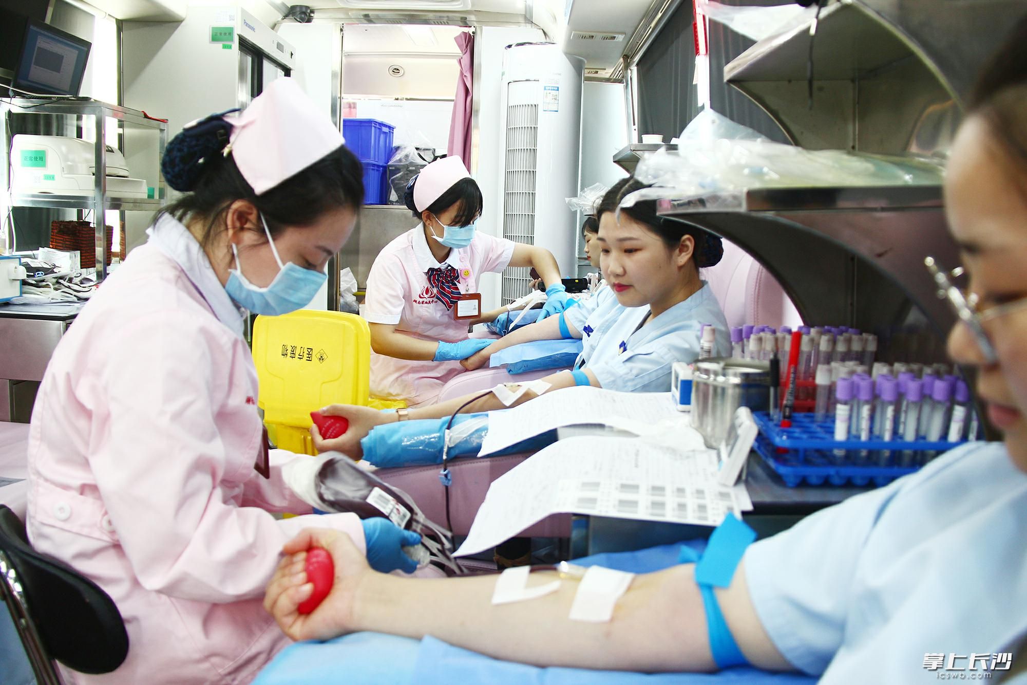 年轻的医护工作者在献血。照片均由医院提供