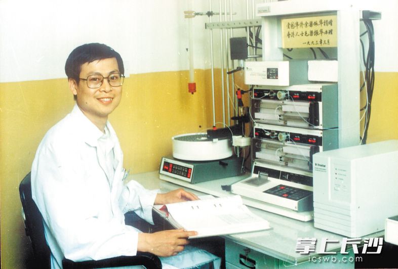 上世纪90年代，周智广在实验室进行科研。 　　资料图片