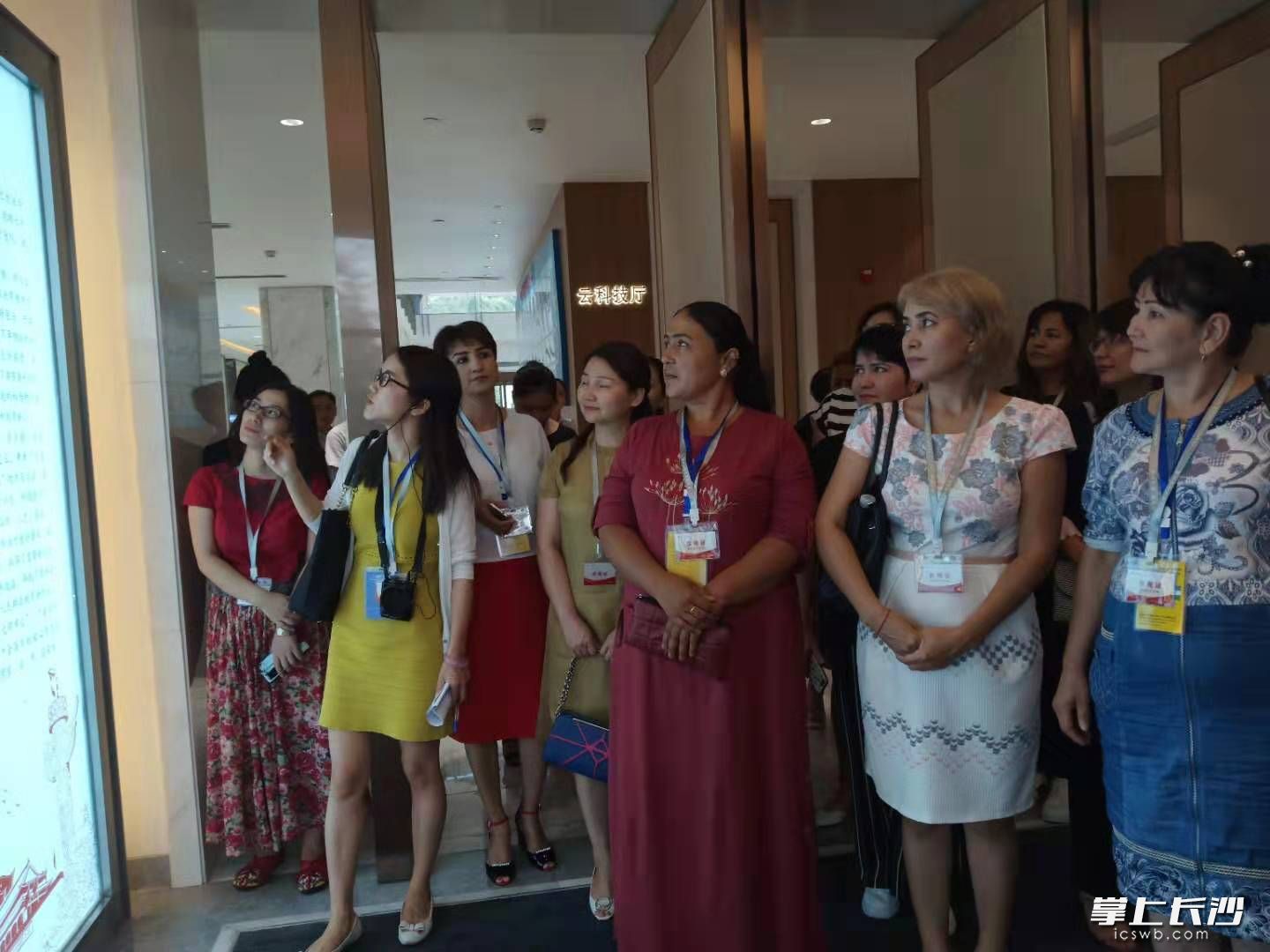 中乌女企业家一同参观长沙宁儿妇产医院。