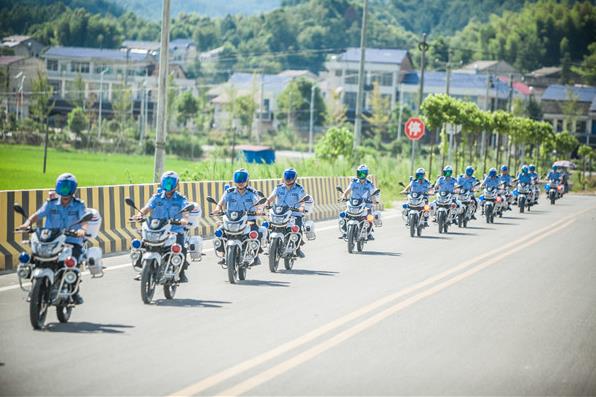 图为镇综治中心的辅警摩托车队在乡间巡逻，保一方平安。