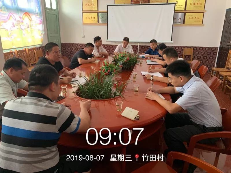 ▲8月7日，灰汤镇党政主要负责人调研竹田村抗旱工作。