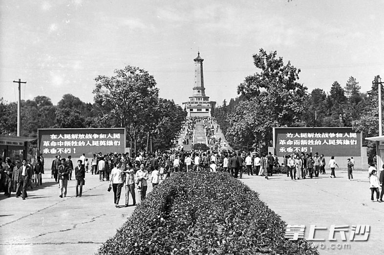 1979年10月1日，新中国成立30周年，烈士公园游园活动吸引了众多市民。