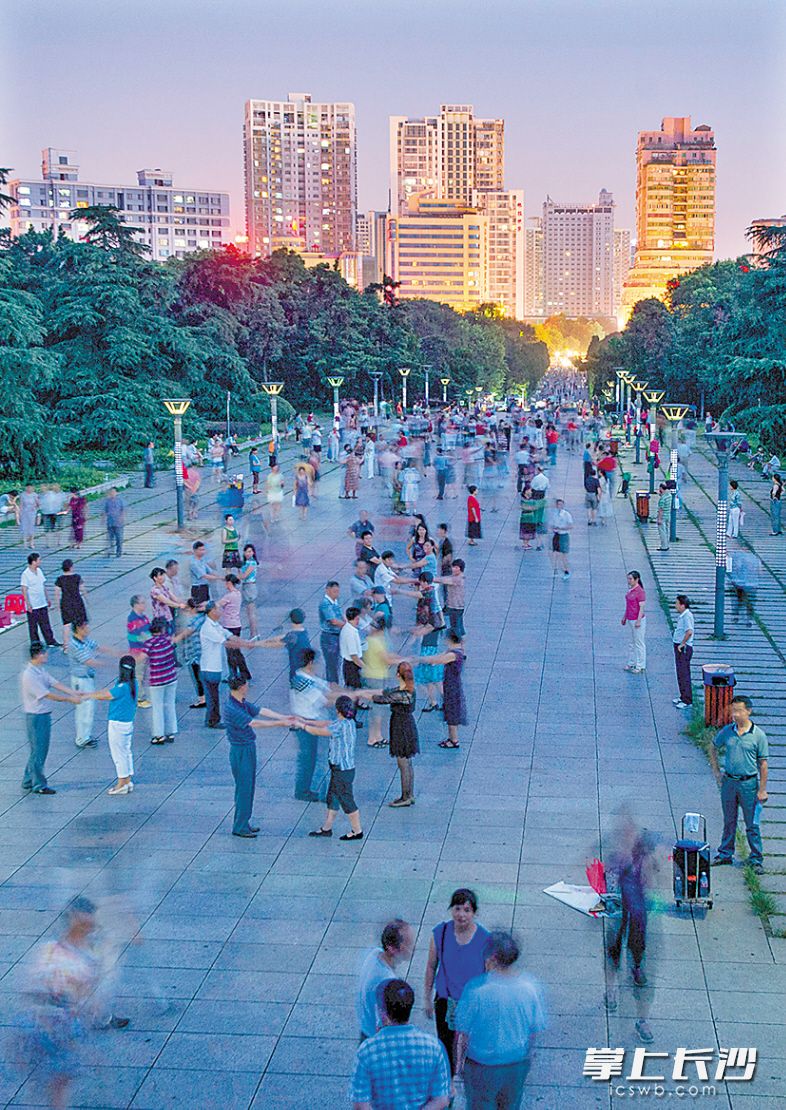 2019年7月4日，夜幕降临下的烈士公园广场上，跳广场舞的市民踏着轻快的节奏，享受着这个城市氧吧里的清凉。