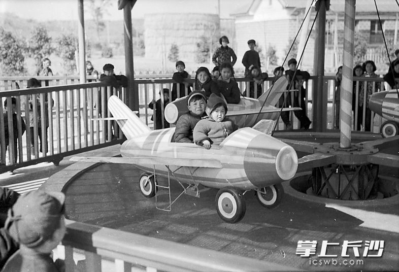 1957年2月22日，烈士公园儿童游艺场内，新建了一个“飞机场”，装有4架不同颜色的“喷气式电动飞机”，吸引了众多小乘客。