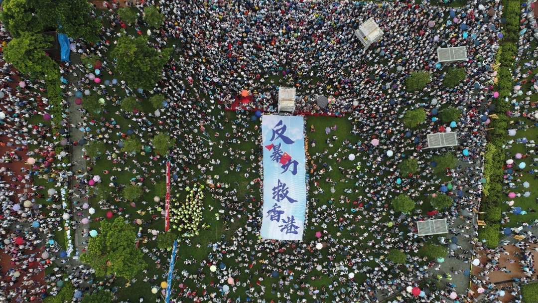 今天（17日）下午，守护香港大联盟在香港金钟添马公园举行“反暴力、救香港”大集会，呼吁全港各界反对一切形式的暴力，尽快恢复社会正常秩序。（人民日报客户端）