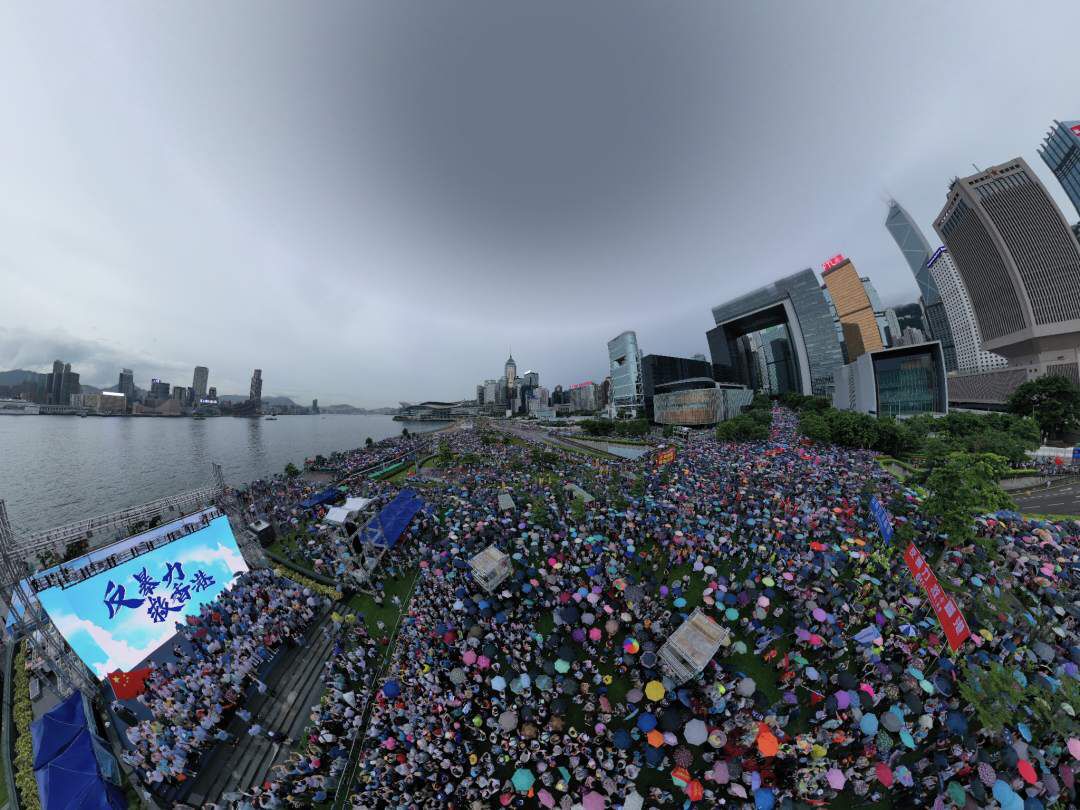 今天下午香港的天气不佳，出现雷雨，但并不能阻碍广大市民冒雨参加。大会宣布47.6万人次参与了今日集会。