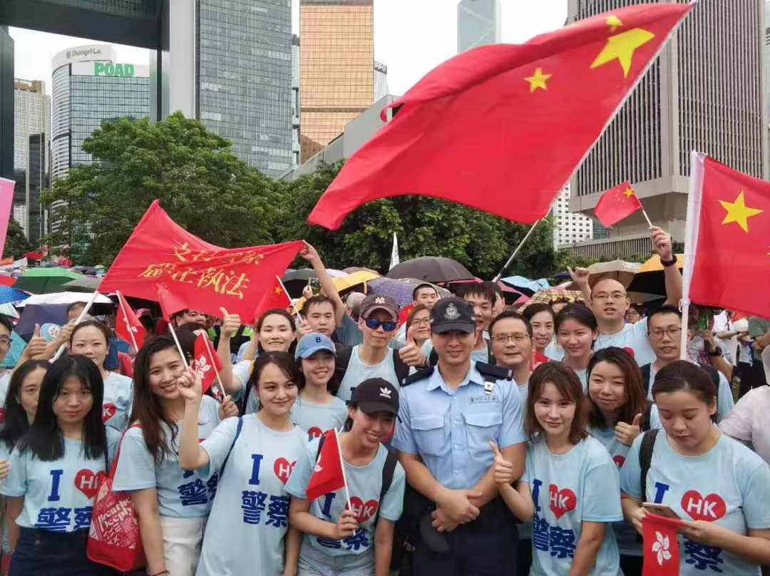 今天（17日）下午，守护香港大联盟在香港金钟添马公园举行“反暴力、救香港”大集会，呼吁全港各界反对一切形式的暴力，尽快恢复社会正常秩序