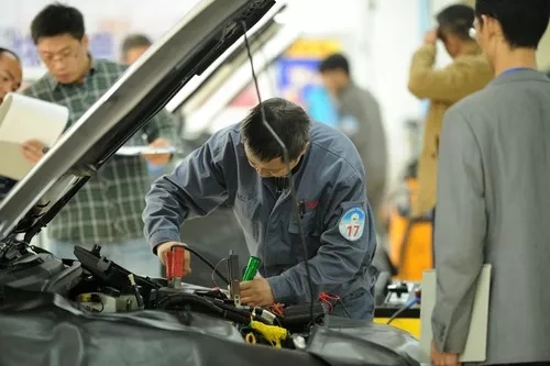 参赛选手在贵阳市第二届技能之星竞技大赛决赛，汽车维修项目比赛中。