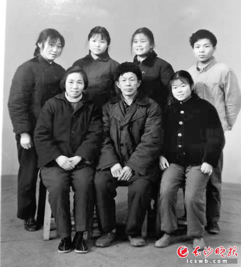 1973年，刘罗培（后排左二）姐弟与父母合影。当时，刘罗培怀了大女儿，大弟弟和丈夫在部队想要一张全家福，于是全家人到照相馆拍了这张照片。 均为受访者供图