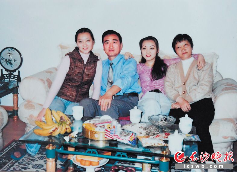 1999年，傅辰生一家的全家福。