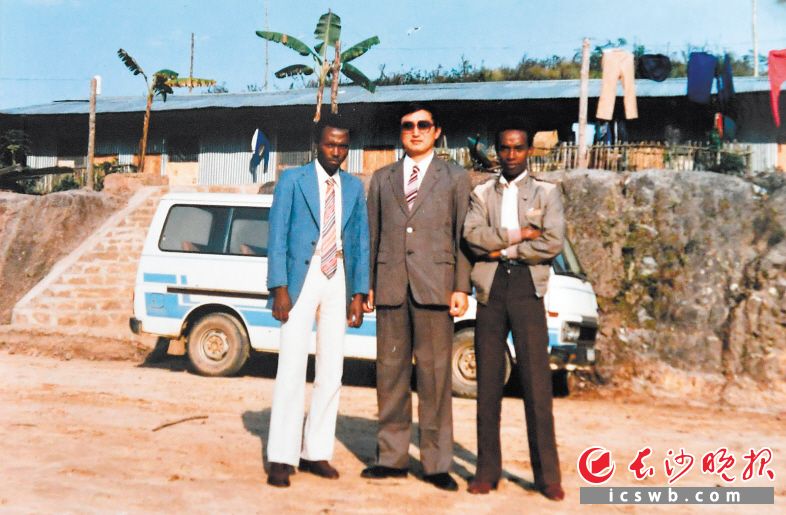 1986年，傅辰生和卢旺达当地的工人在当时的工棚前合影。