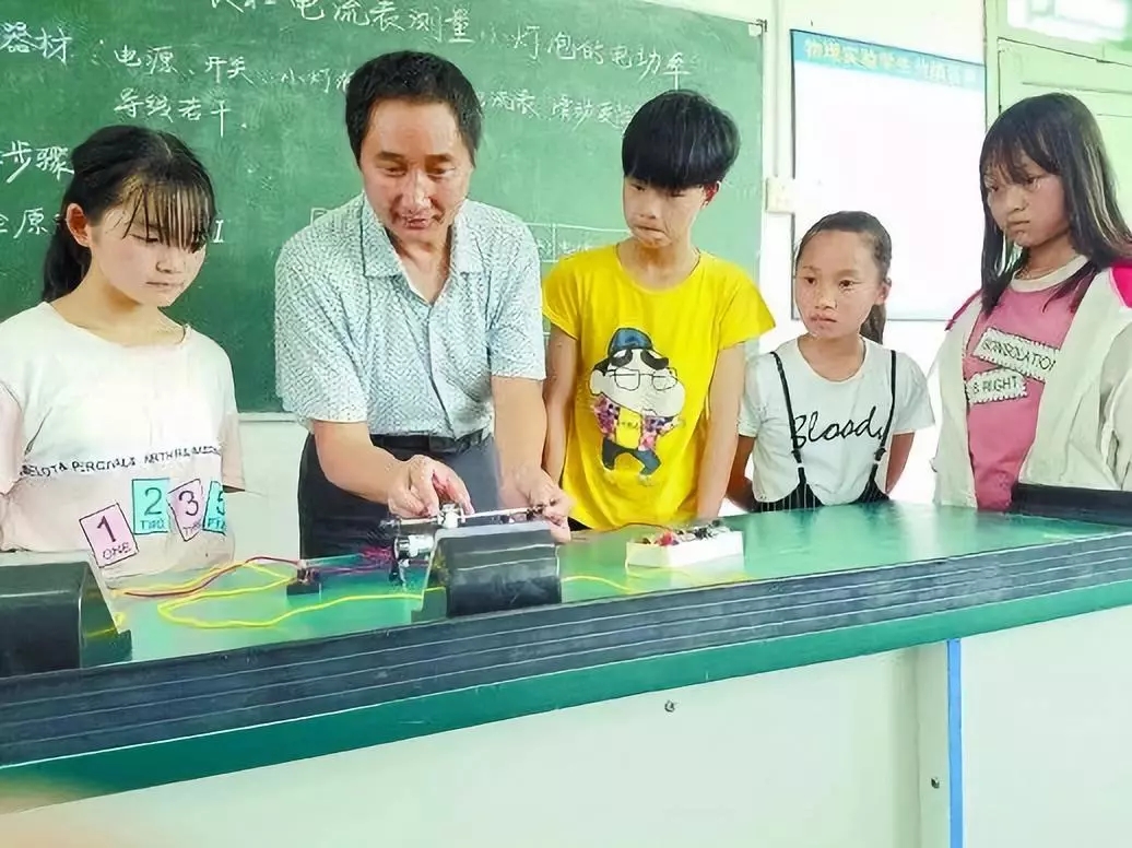 张光柱（左二）在指导学生进行实验。湖南日报记者 何国庆 摄